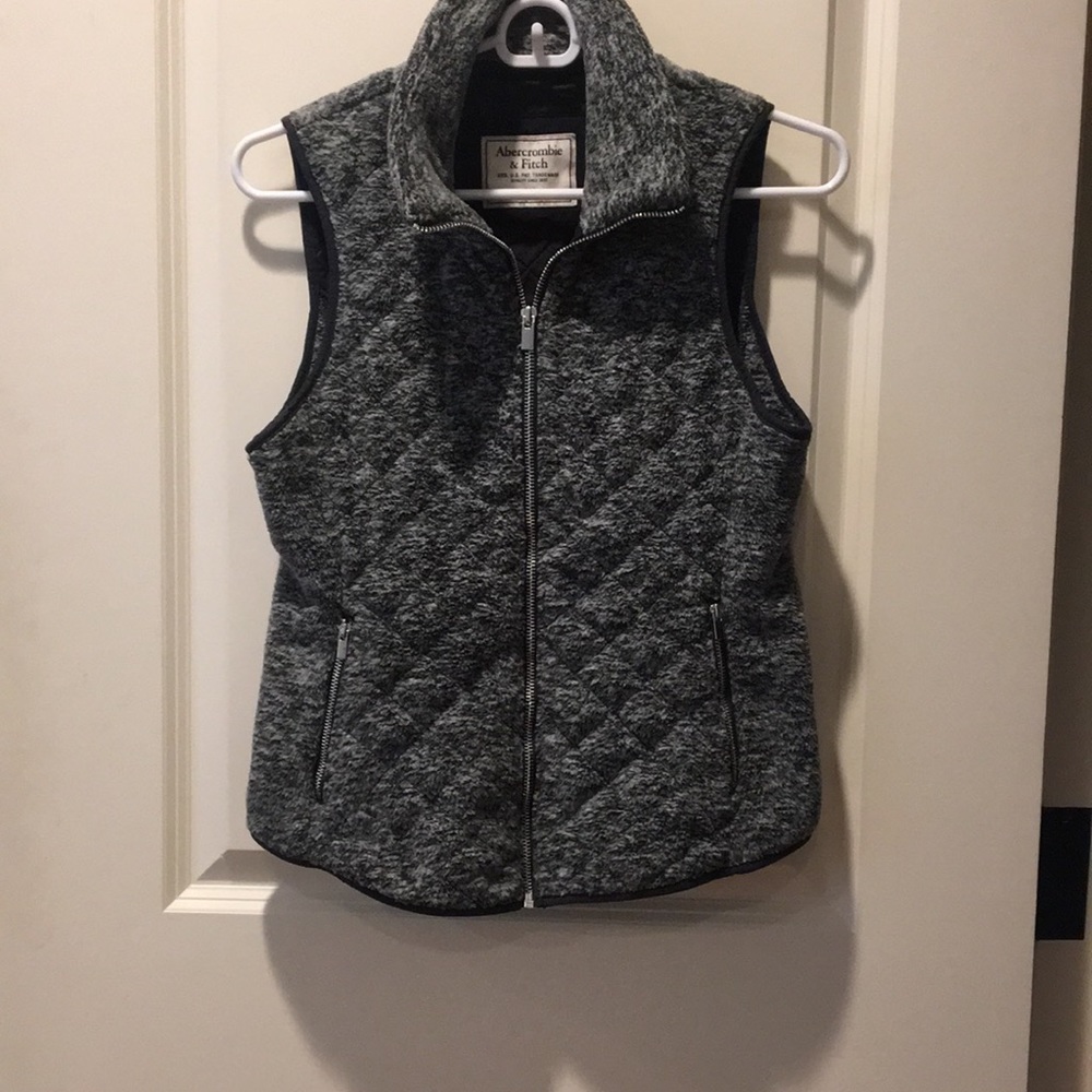 Abercrombie & Fitch ZipUp soft quilted Vest detail trim w/ pockets size XS grey